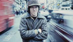 American singer-songwriter Elliott Smith (1969 - 2003), Oxford Street, London, June 1998. (Photo by Andy Willsher/Redferns/Getty Images)
