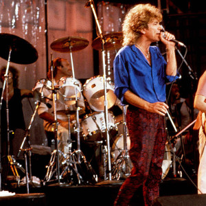 UNITED STATES - JULY 13:  Photo of LIVE AID and LED ZEPPELIN and Robert PLANT and Jimmy PAGE; L-R: John Paul Jones, Phil Collins (drums), Robert Plant, Jimmy Page performing live onstage at Live Aid in Philadelphia  (Photo by Ebet Roberts/Redferns)
