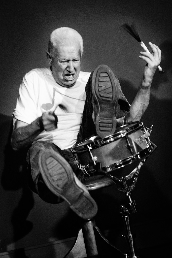 Drumlegende Han Bennink, gefotografeerd in het Mirliton Theater Utrecht. ©2013 Jelmer de Haas